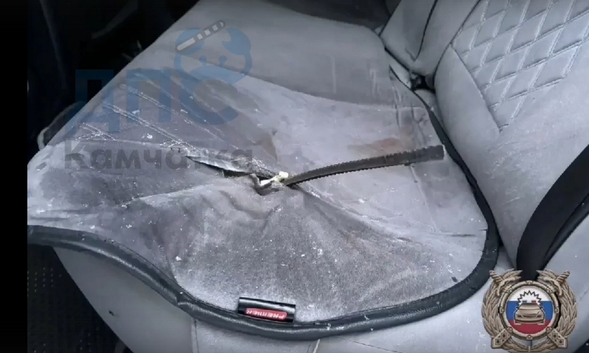 Металлический штырь пробил дно машины, кресло и попал в ягодицу пассажирки