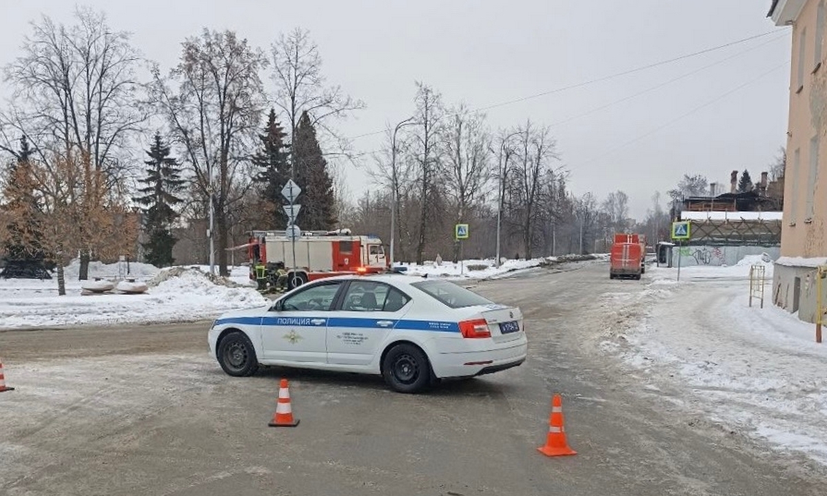 В Петрозаводске полностью перекрыта улица у сгоревшего здания