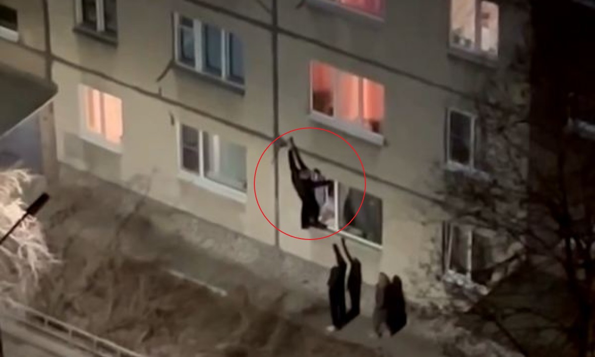 Жителей Петрозаводска перепугал неадекватный «человек-паук», пытавшийся залезть в квартиру