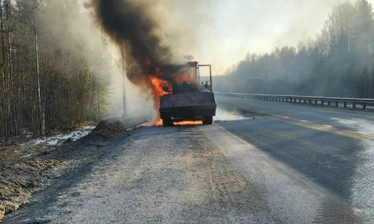 Дорожная техника вспыхнула на трассе в Карелии