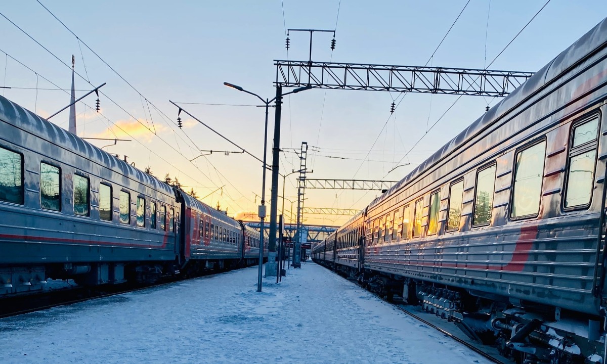 В Карелии поезд столкнулся со снегоходом