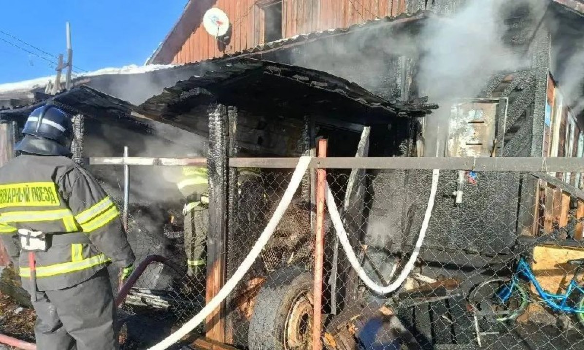 В Карелии загорелся четырехквартирный дом