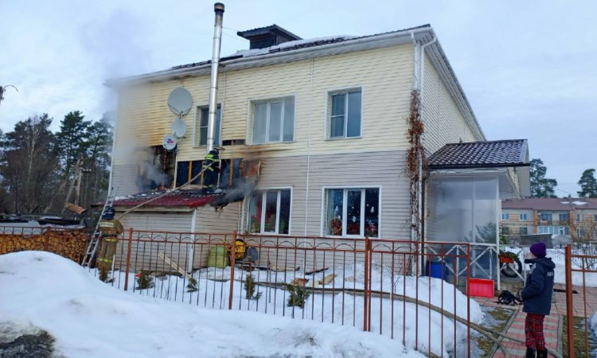 Гостиница загорелась сегодня в поселке Карелии