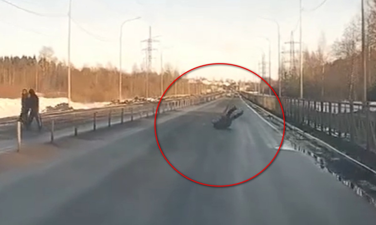 Парень упал в Петрозаводске прямо перед машиной