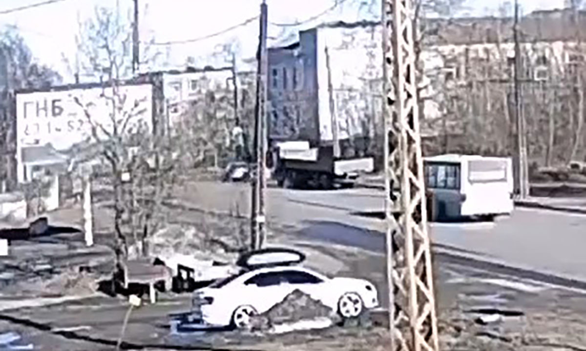 В Петрозаводске покатившийся тягач собрал в кучу легковушки