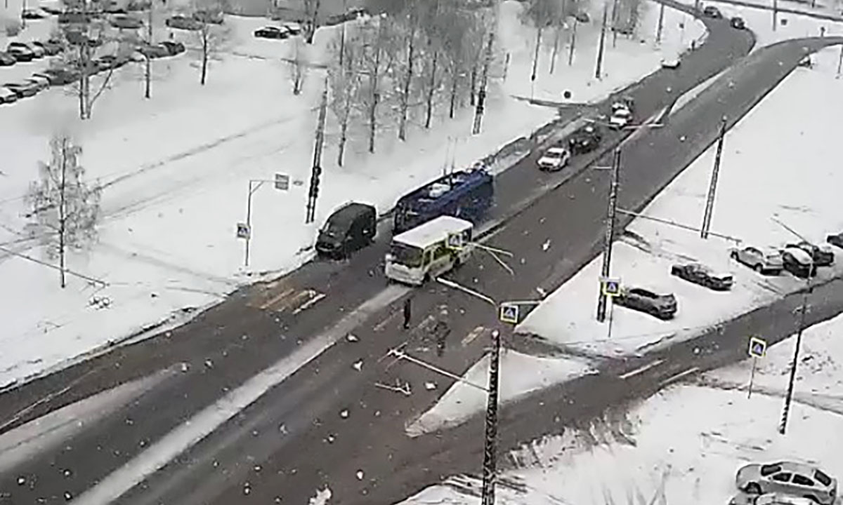 В Петрозаводске троллейбус и автобус устроили гонки на проезжей части