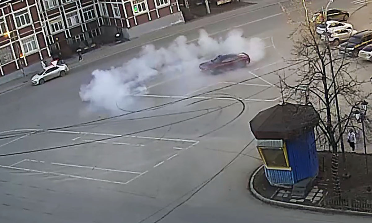 В Петрозаводске разыскивают дрифтера, который устроил показательное выступление в центре города