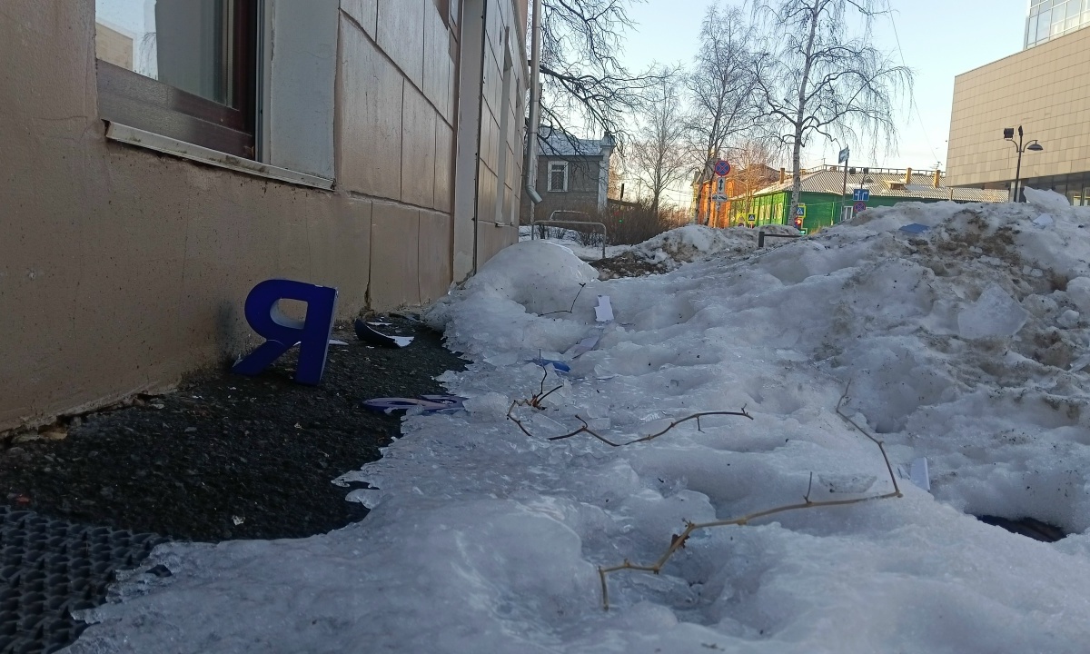 Снежная глыба рухнула в центре Петрозаводска