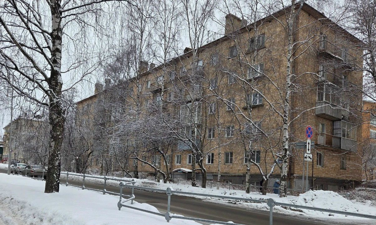 В Петрозаводске полтора года не могут попасть в квартиру с опасным балконом
