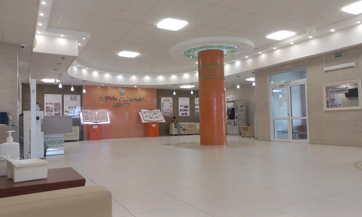 Врачи не знали, что делать, когда женщина начала рожать на полу: новорожденный пострадал