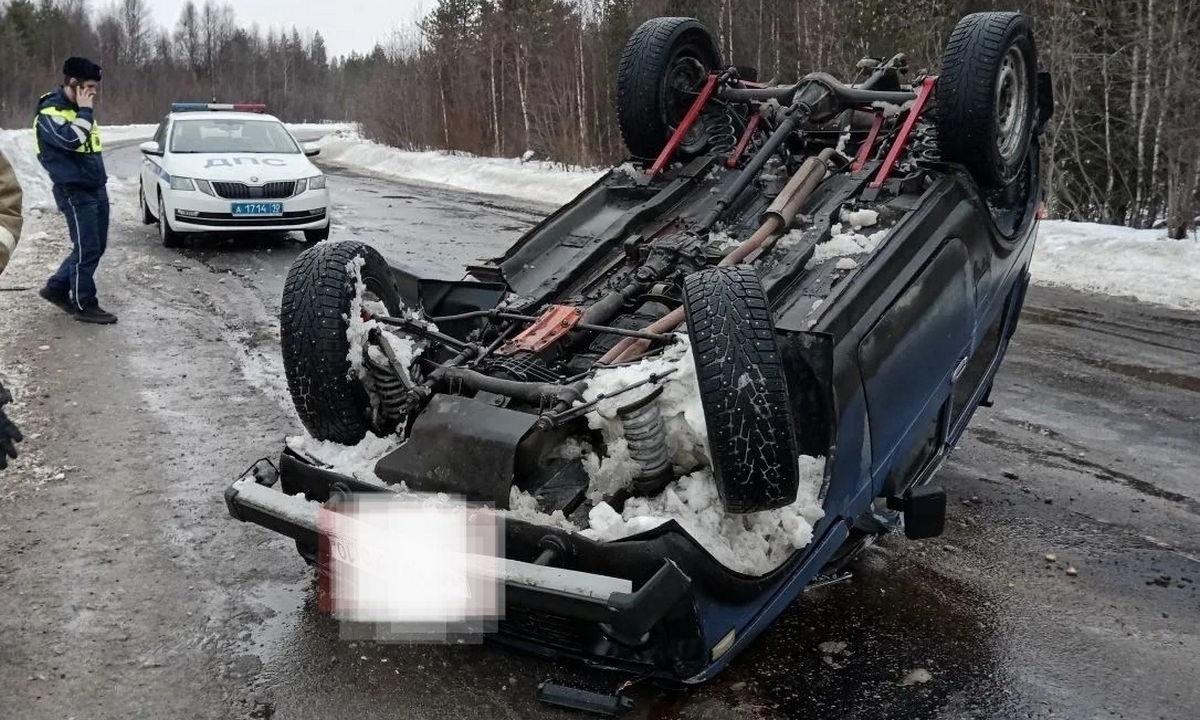 Автомобиль опрокинулся на крышу в Карелии: водитель сбежал