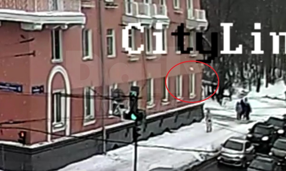 «Очень испугалась.» Снежная глыба чуть не убила женщину в Петрозаводске