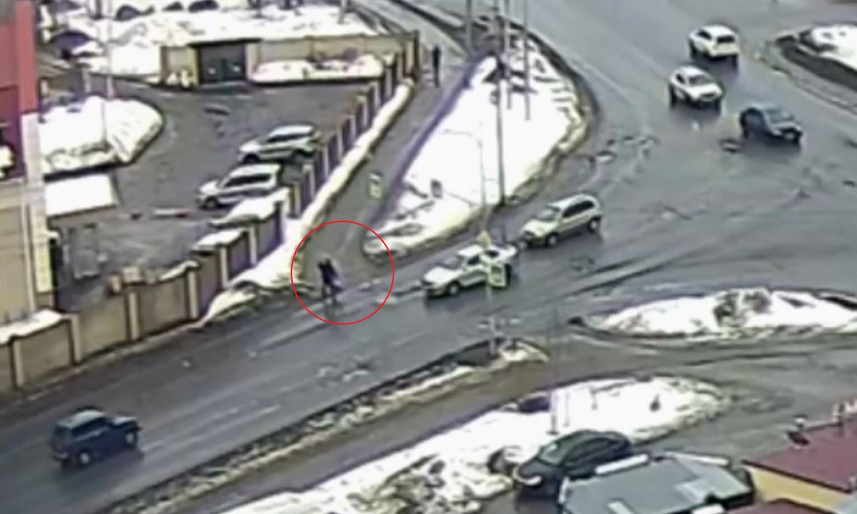 «Обострение?» В Петрозаводске чуть не снесли пешехода: он вовремя побежал