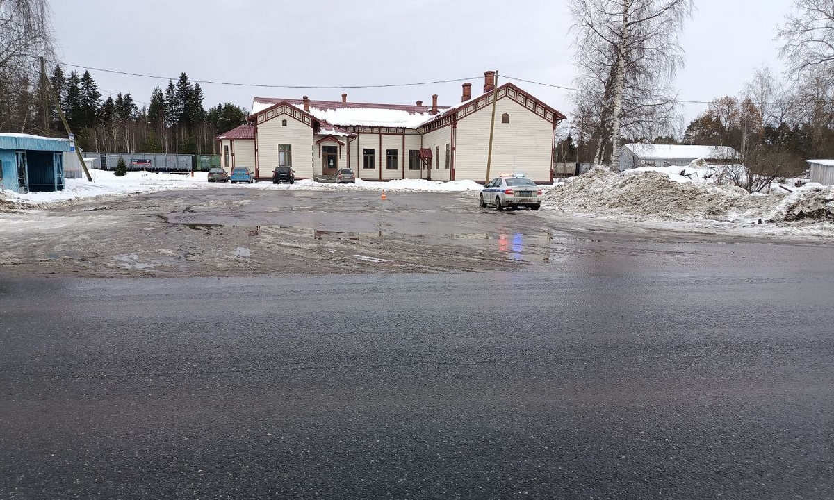 В Карелии женщину сбили в шесть утра на парковке