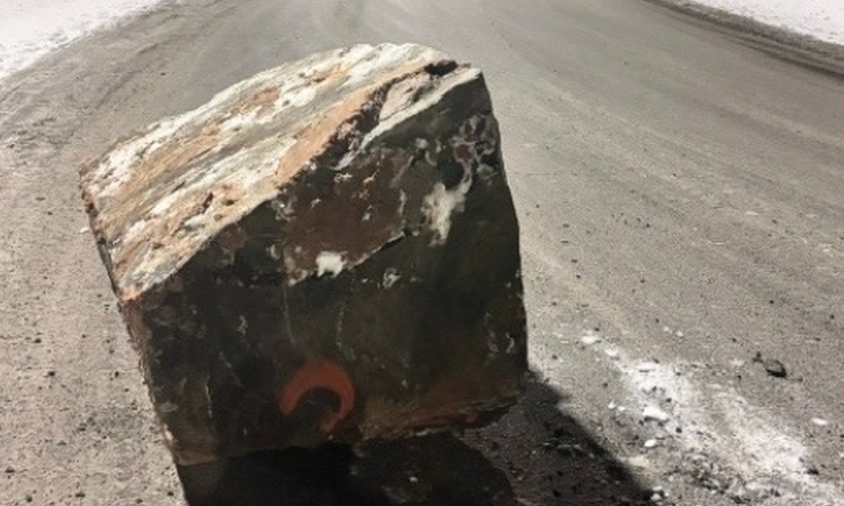 Огромный камень с фуры упал на дорогу в Петрозаводске