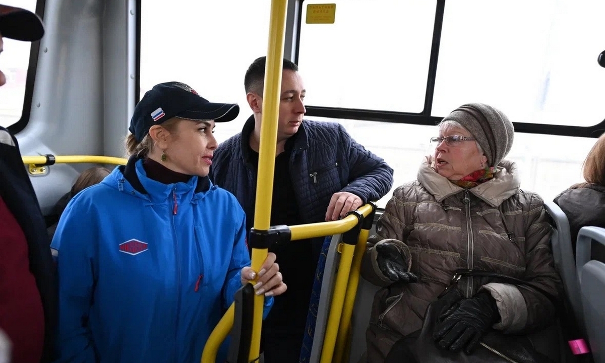 Мэр Петрозаводска проехалась в переполненном новом автобусе