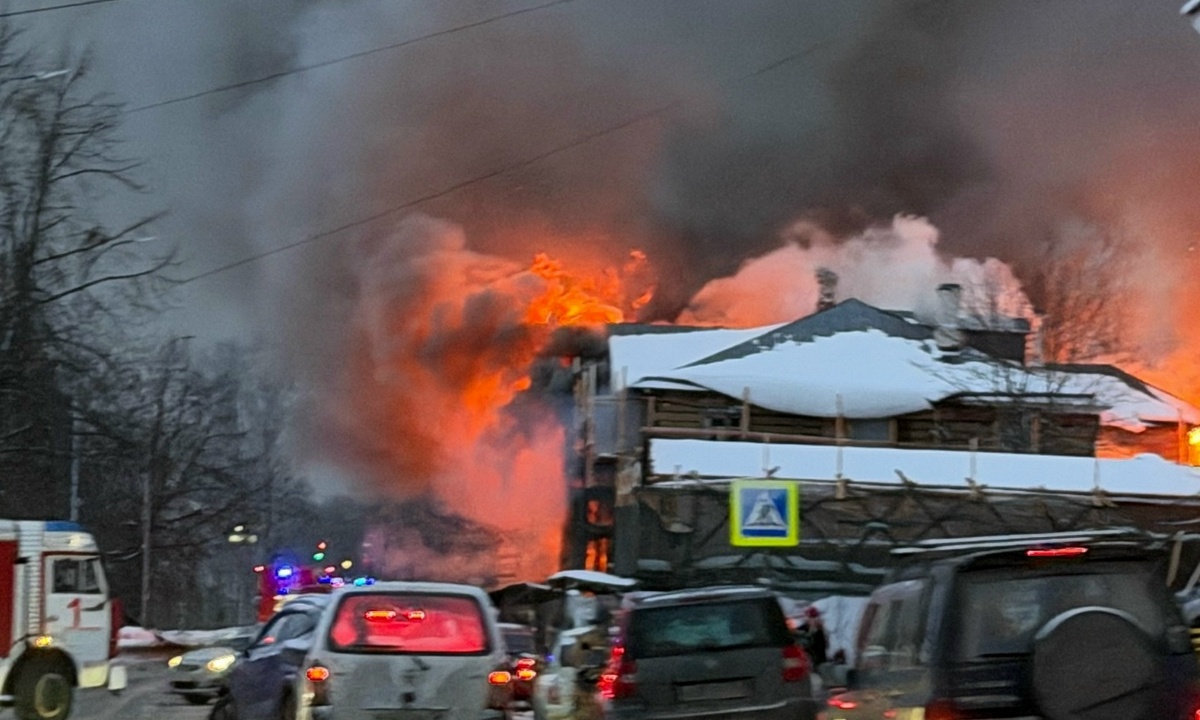 В центре Петрозаводска сильнейший пожар: горит историческое здание