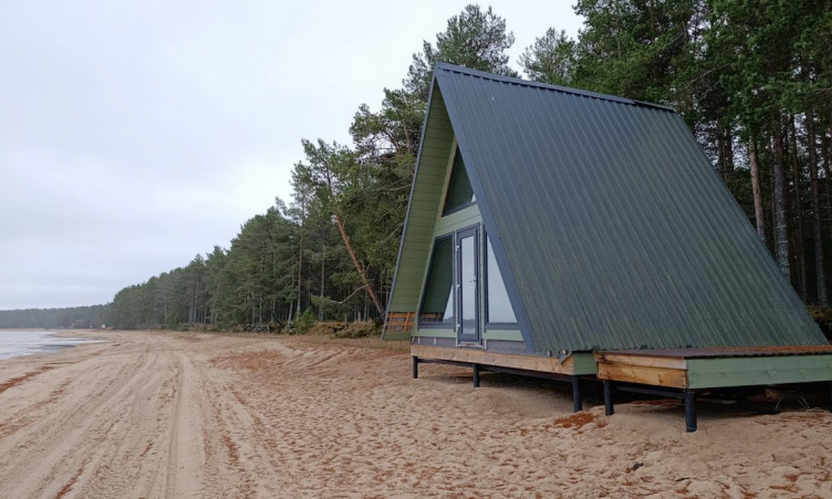 На пляже в Карелии под видом лодочных гаражей построили дома?