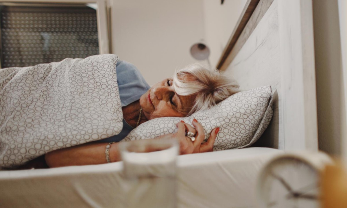 Названо, какая поза во время сна ведет к раннему старению