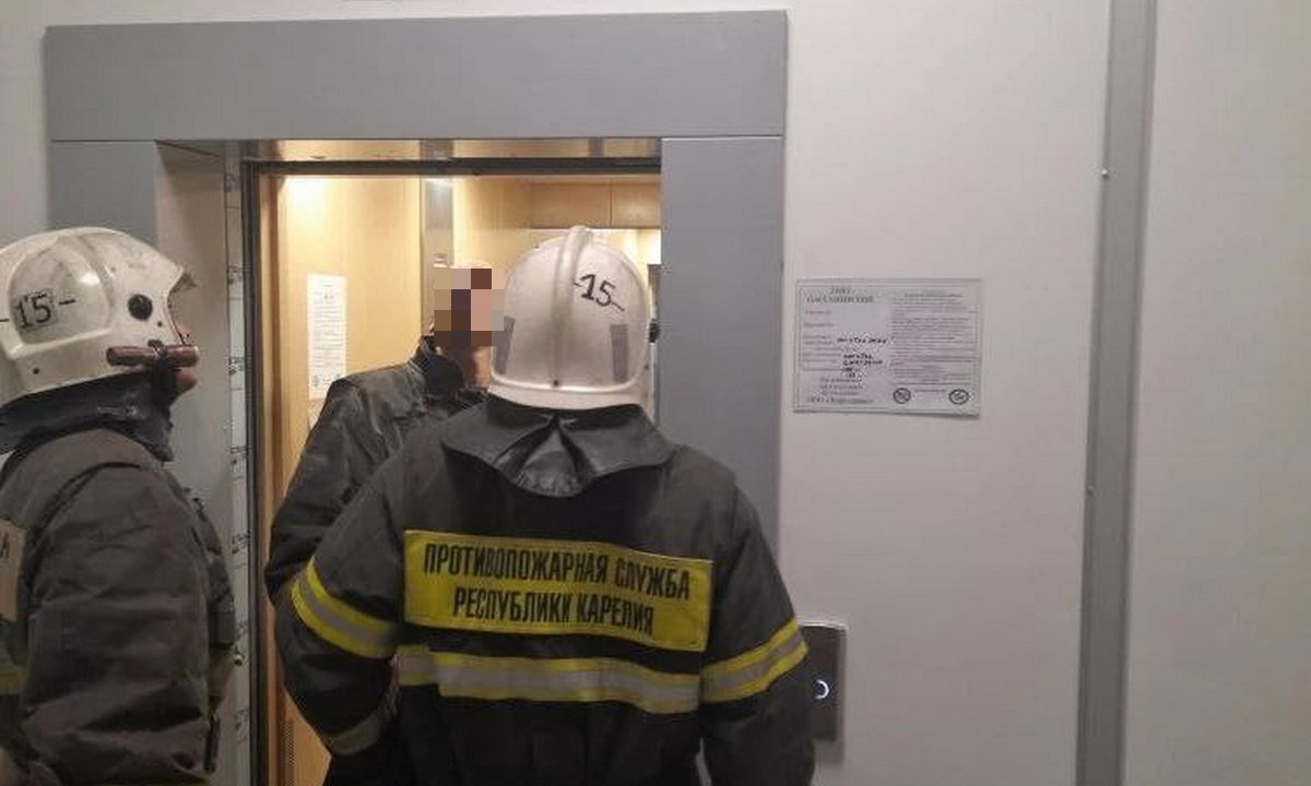 Застрявшие в лифтах Петрозаводска люди долго ждут помощи: на весь город одна аварийная служба