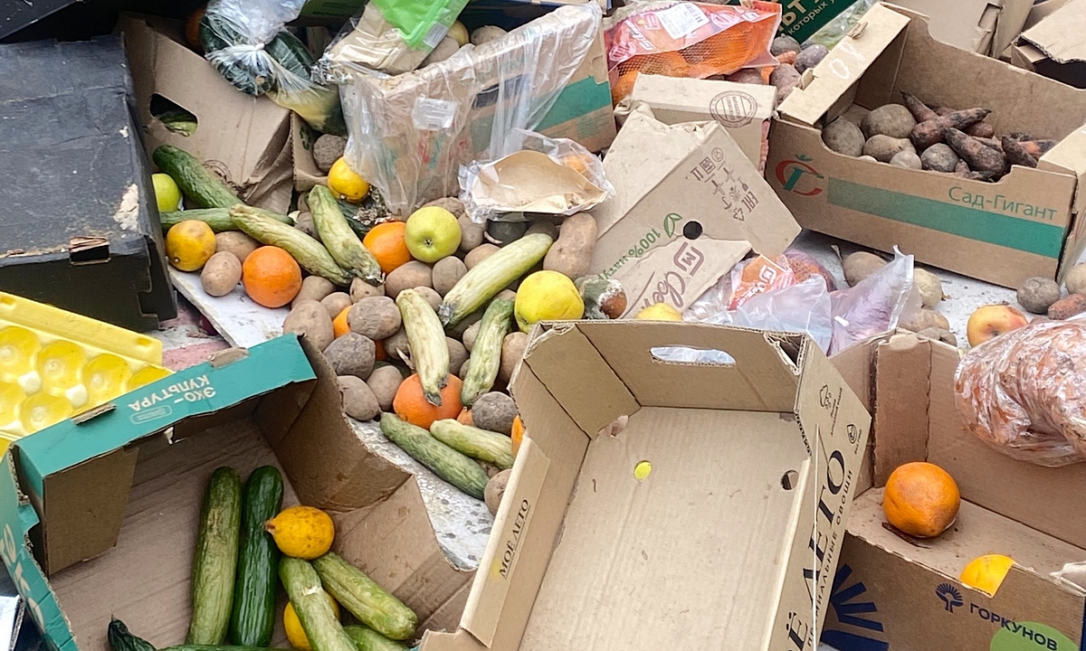 В Петрозаводске магазин выбрасывает просрочку в лес