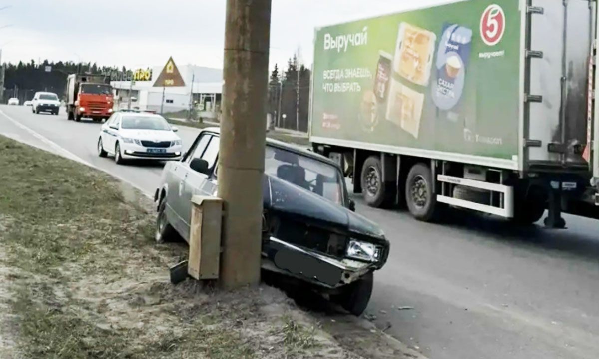 В Петрозаводске водитель иномарки, разворачиваясь, откинула Жигули в столб