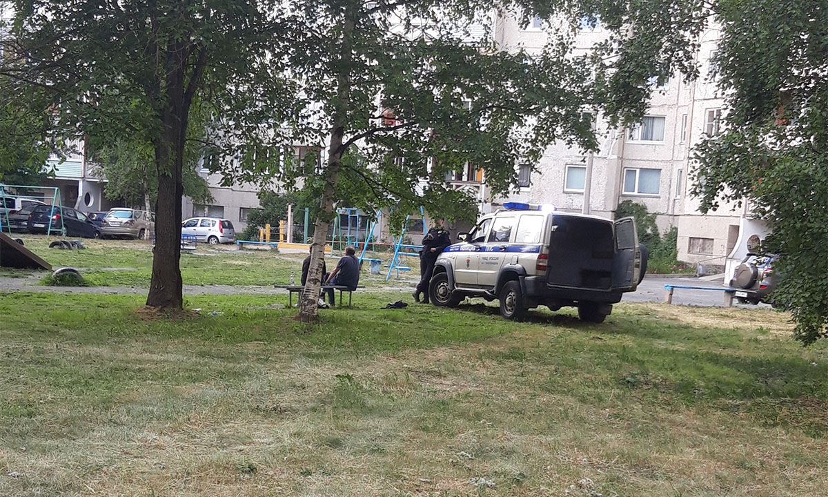 Ревнивый житель Карелии ударил женщину ножом и побежал просить помощи