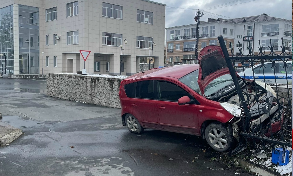 В Петрозаводске машина влетела в забор: водителю стало плохо за рулем