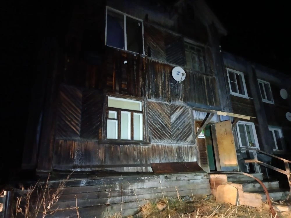 Вечером в Карелии загорелся деревянный 16-квартирный дом