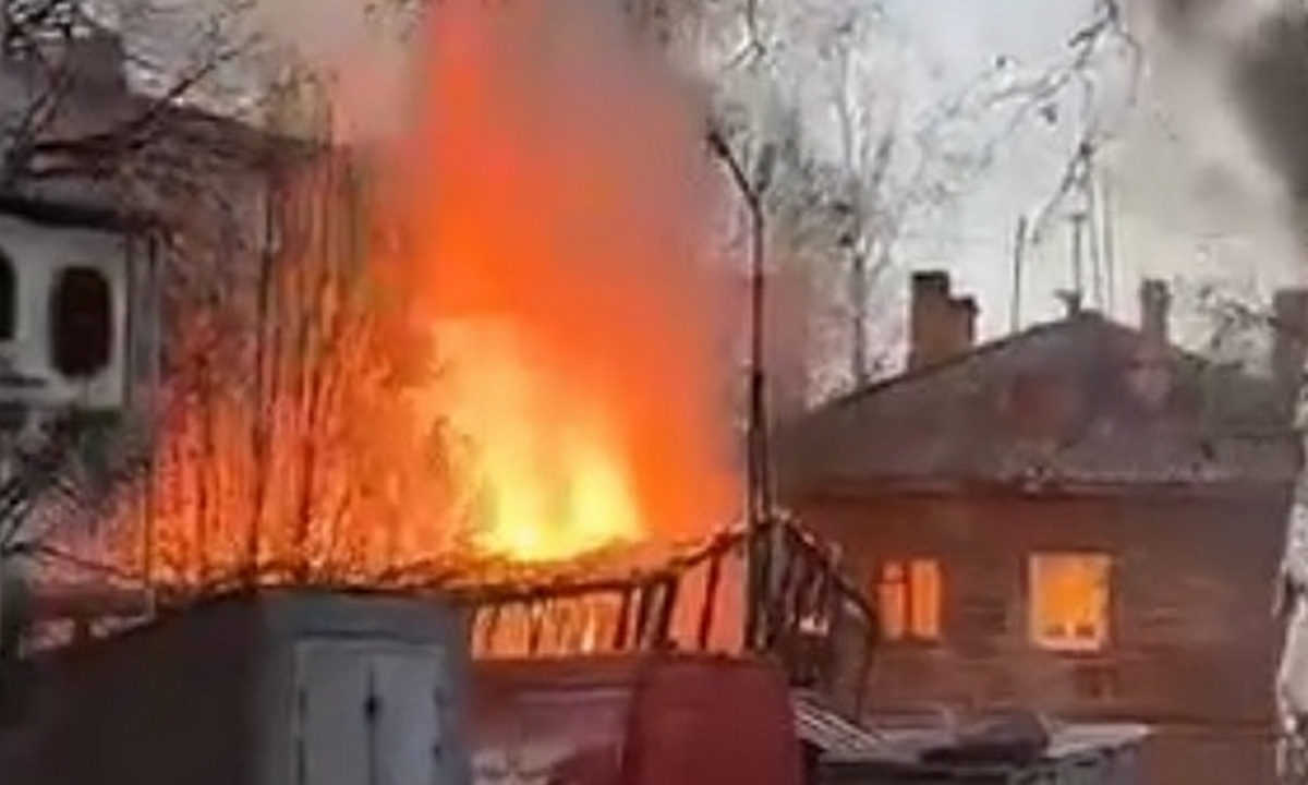 В Петрозаводске полыхал страшный пожар около деревянных домов
