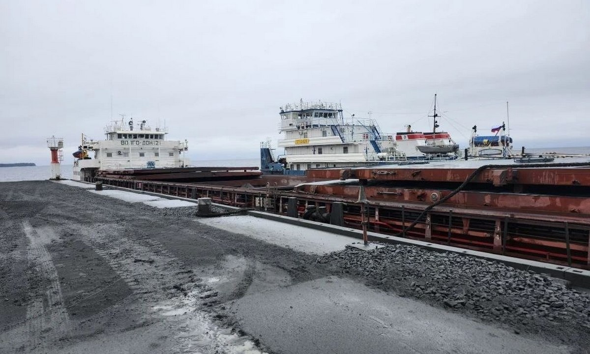 Теплоход сел на мель в Карелии