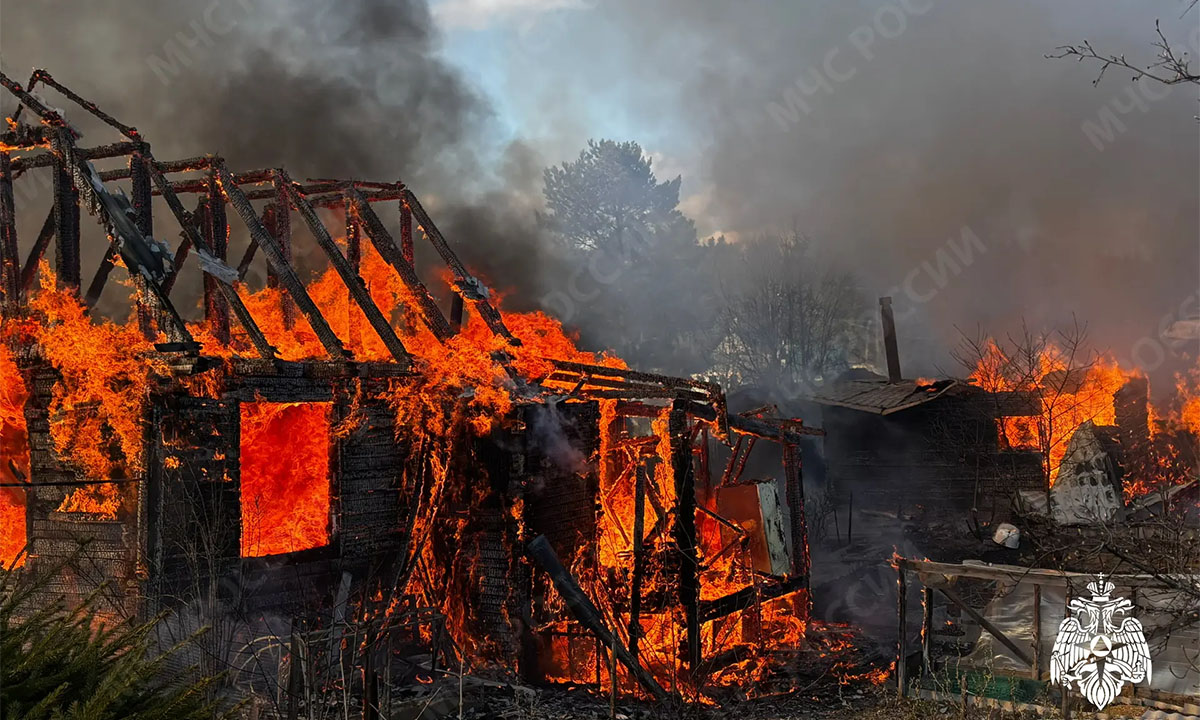 Мощный пожар уничтожает в Карелии дома и хозяйственные постройки