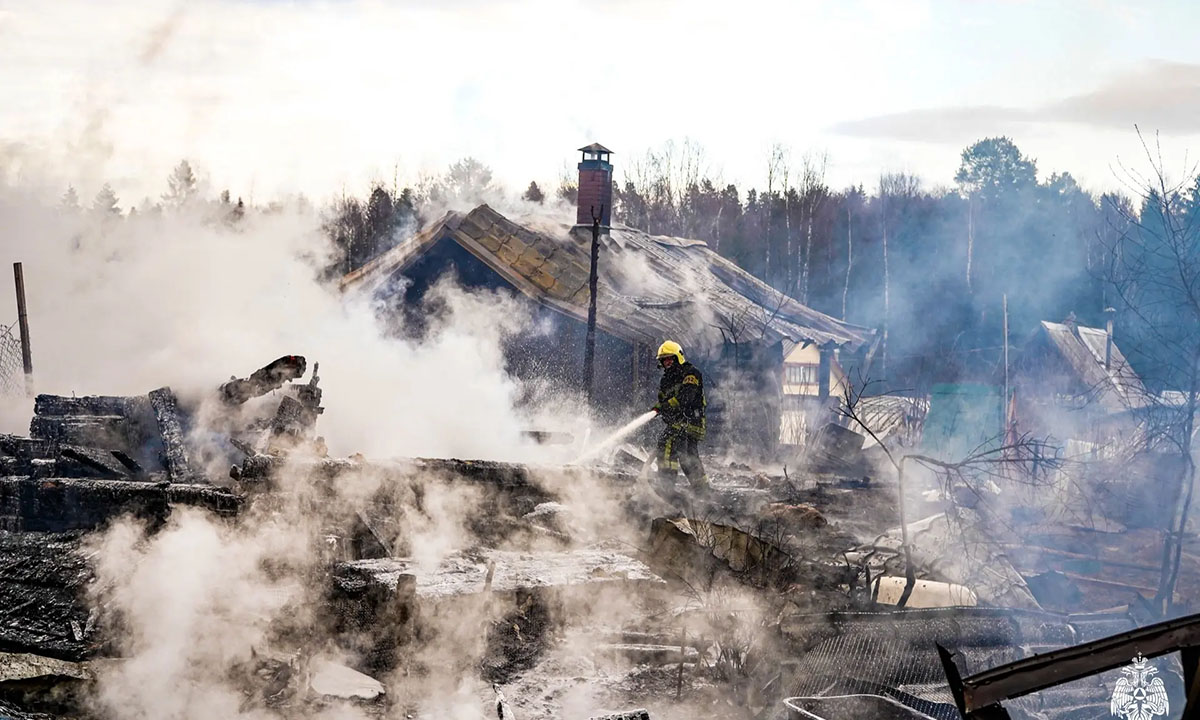 На мощном пожаре в Карелии произошел взрыв: страшные кадры с места событий