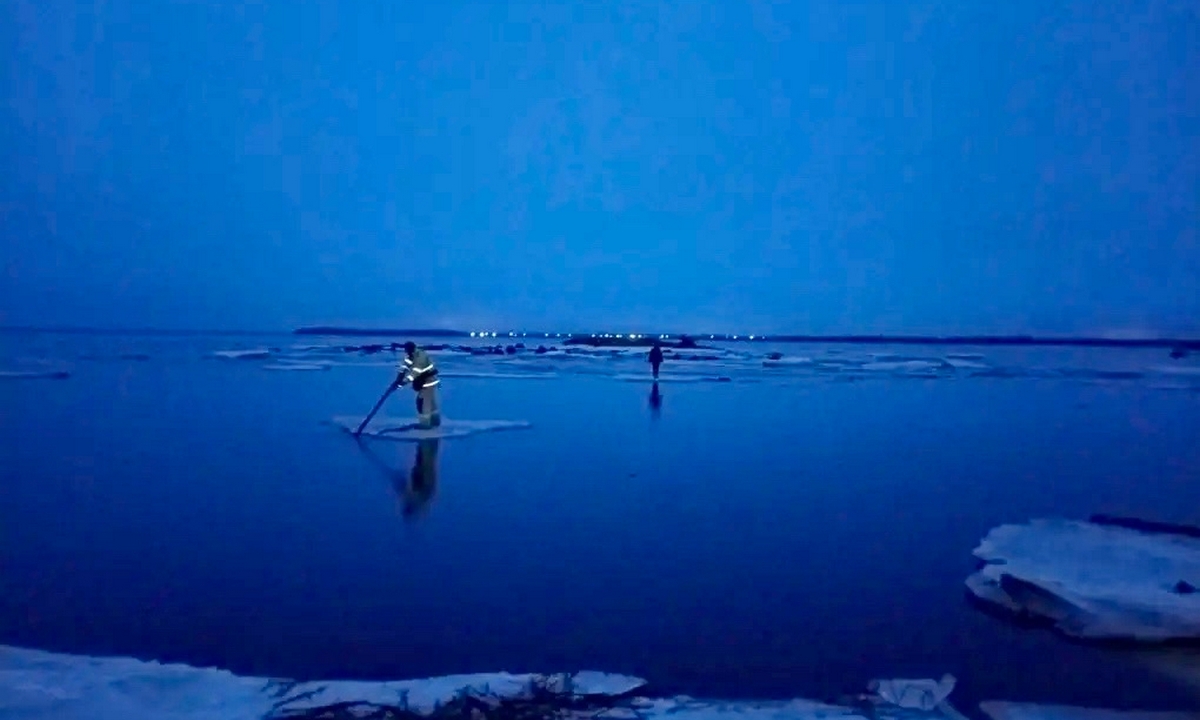 В Карелии ребенка унесло на льдине