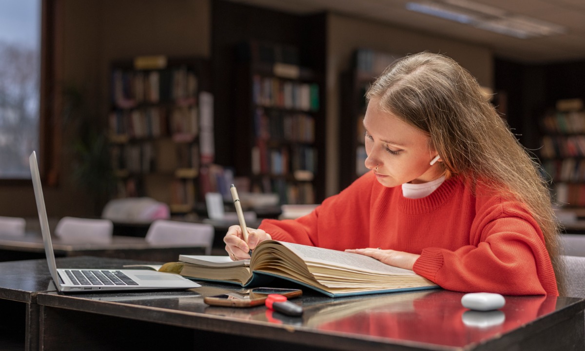 Жители Северо-Запада инвестируют в знания: Сбербанк выдал в кредит на образование 2,7 млрд рублей в первом квартале 2026 года