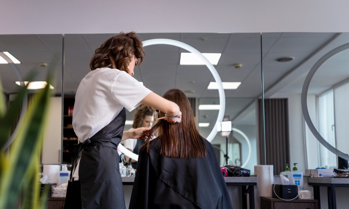 Жители Карелии активно ищут подработку в сфере красоты