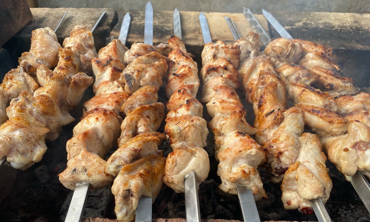 Названо, в чем мариновать шашлык и с чем его есть, чтобы не набрать вес