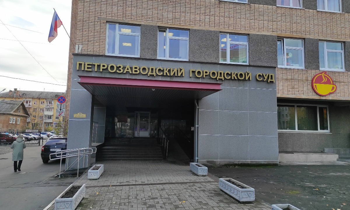 В Петрозаводске на мужчину напали с ножом у здания суда