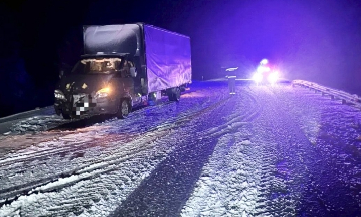 Страшное ДТП на заснеженной трассе в Карелии: есть пострадавшая