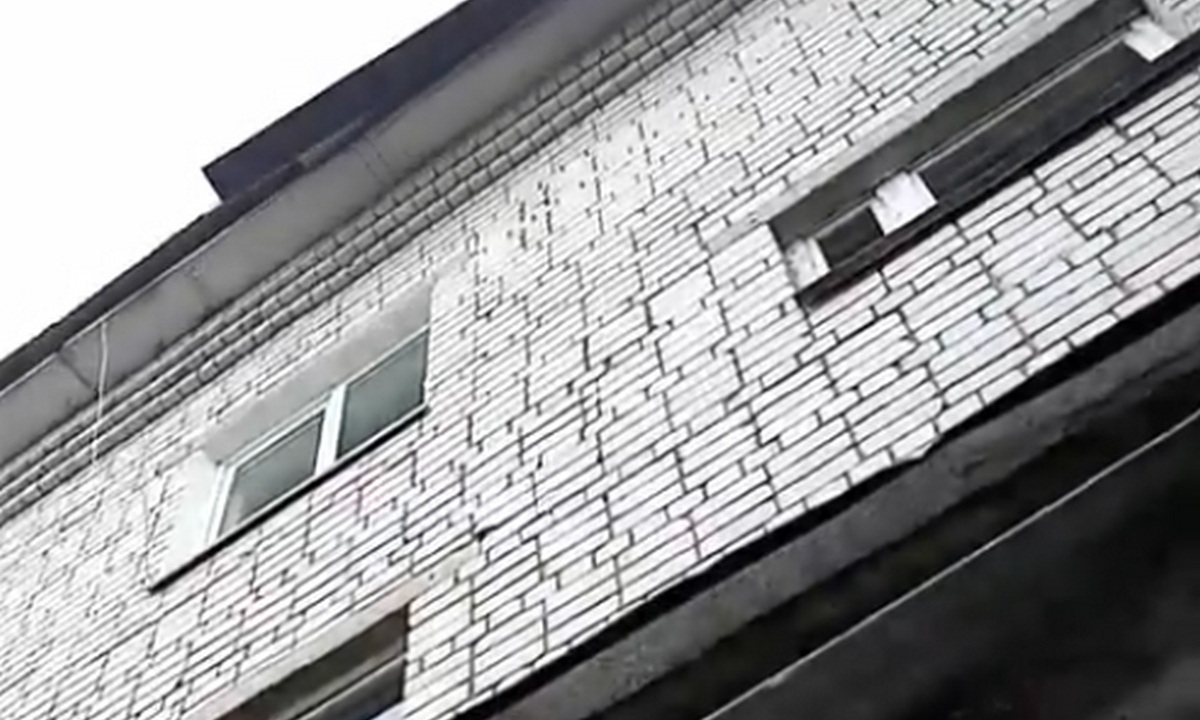 Штормовой ветер срывает куски крыши дома в Петрозаводске