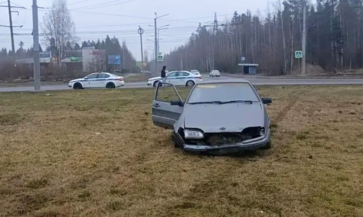 Стали известны подробности ночного полета машины на кольце в Петрозаводске