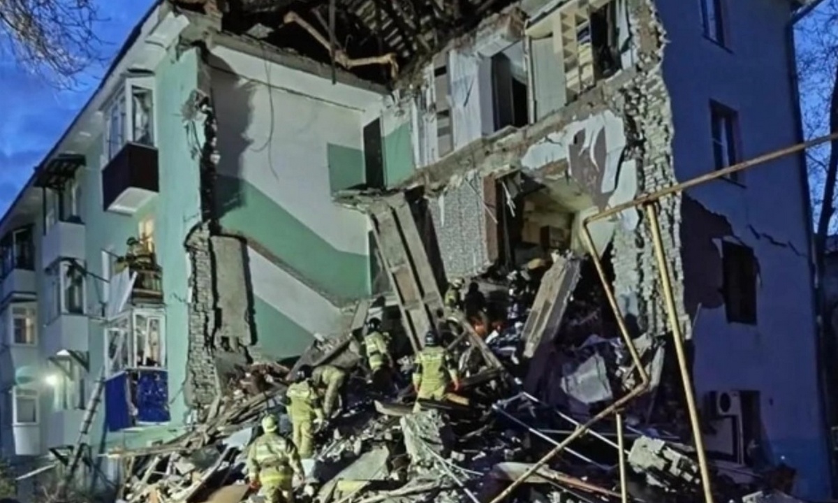 Подъезд дома обрушился после атаки беспилотников