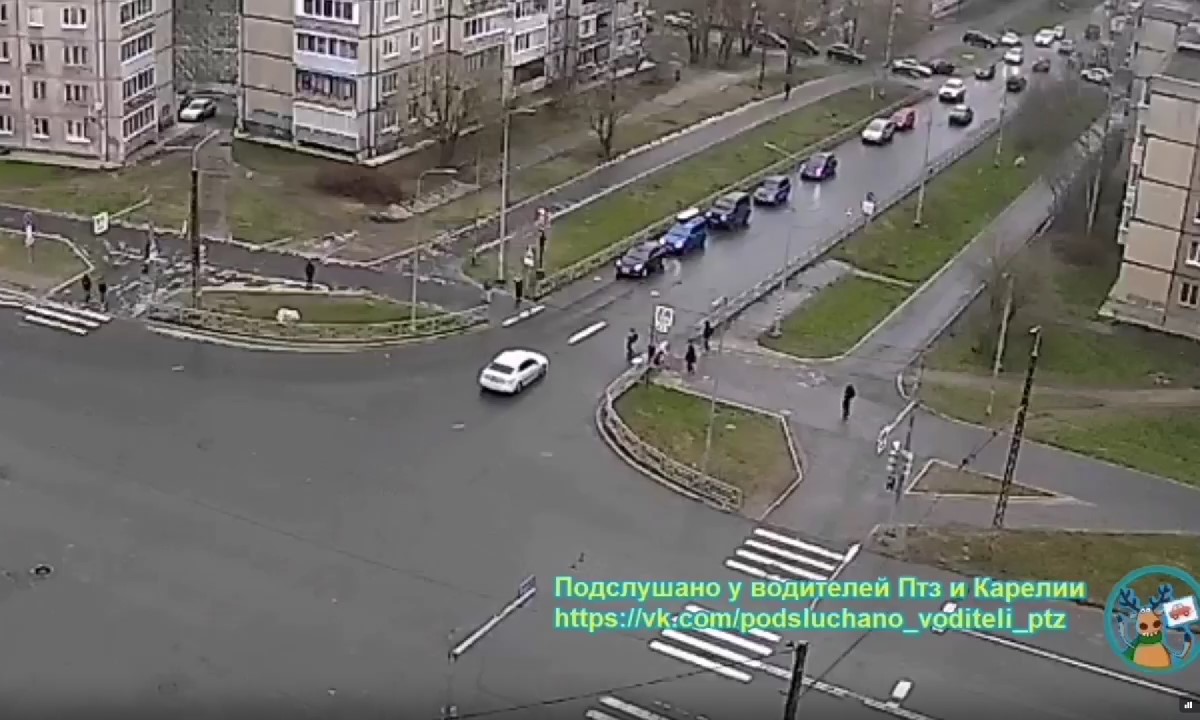 В Петрозаводске водитель чуть не снес толпу детей на переходе