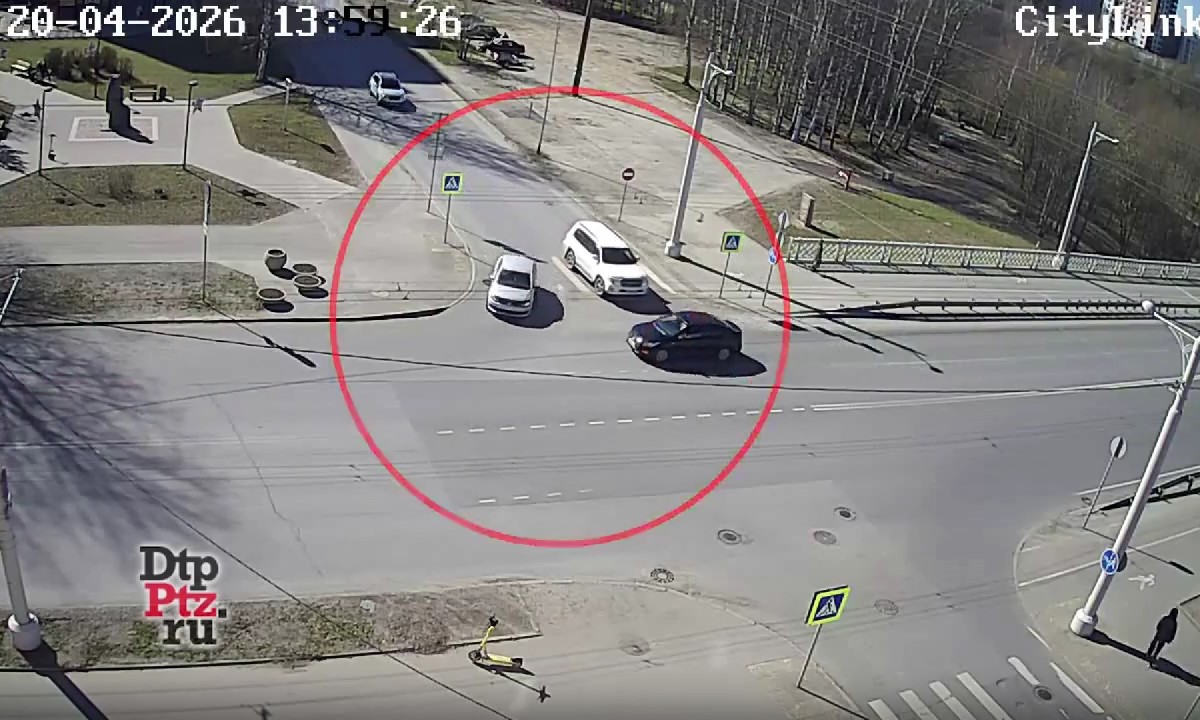 В Петрозаводске после аварии детали машины разлетелись по дороге