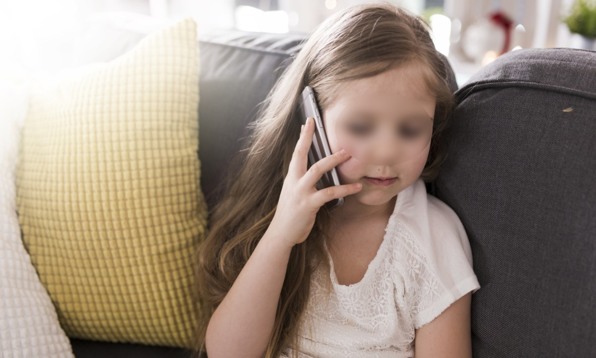 Детей обманывают звонками с голосом их родителей: как защитить ребенка?