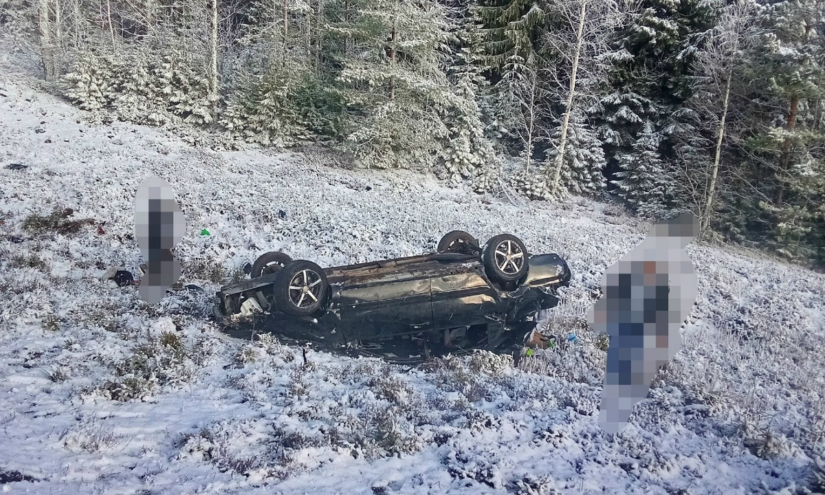 Автомобиль перевернулся на заснеженной трассе в Карелии