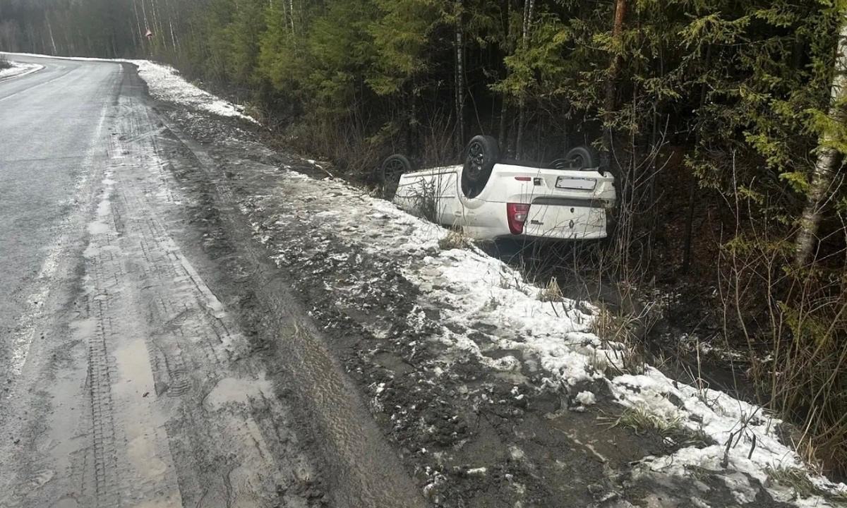 Две машины опрокинулись на трассе в Карелии