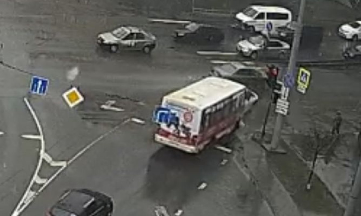 В Петрозаводске автобус врезался в легковушку, едва не устроив страшную аварию