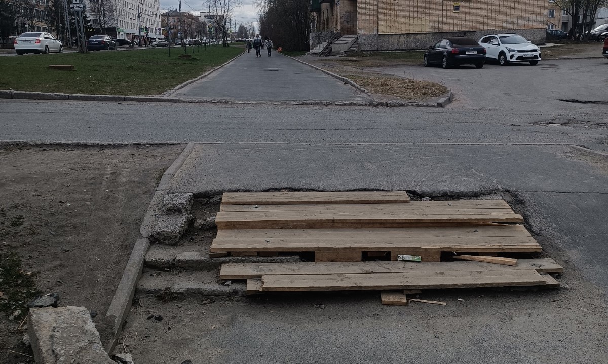 «Бабушка упала». На лестнице в центре Петрозаводска можно убиться