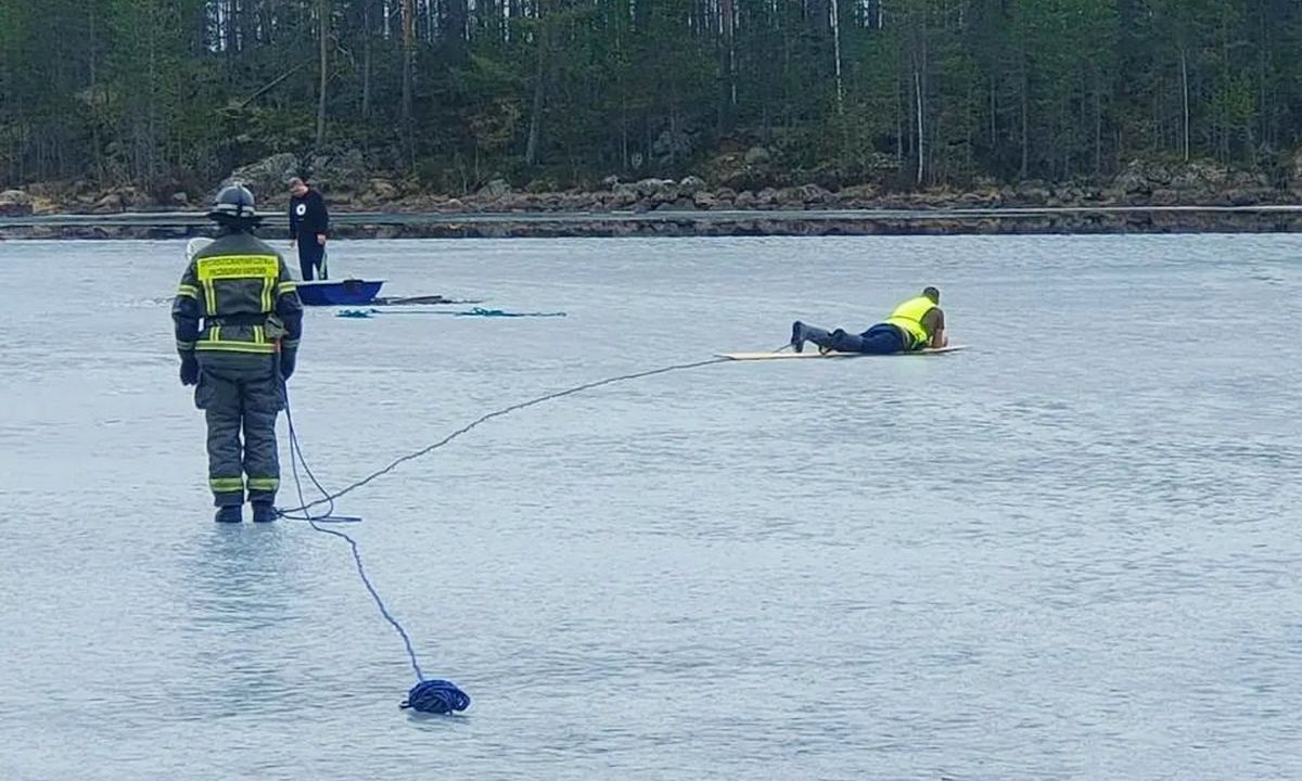В Карелии рыбак выпал из лодки и не смог добраться до берега